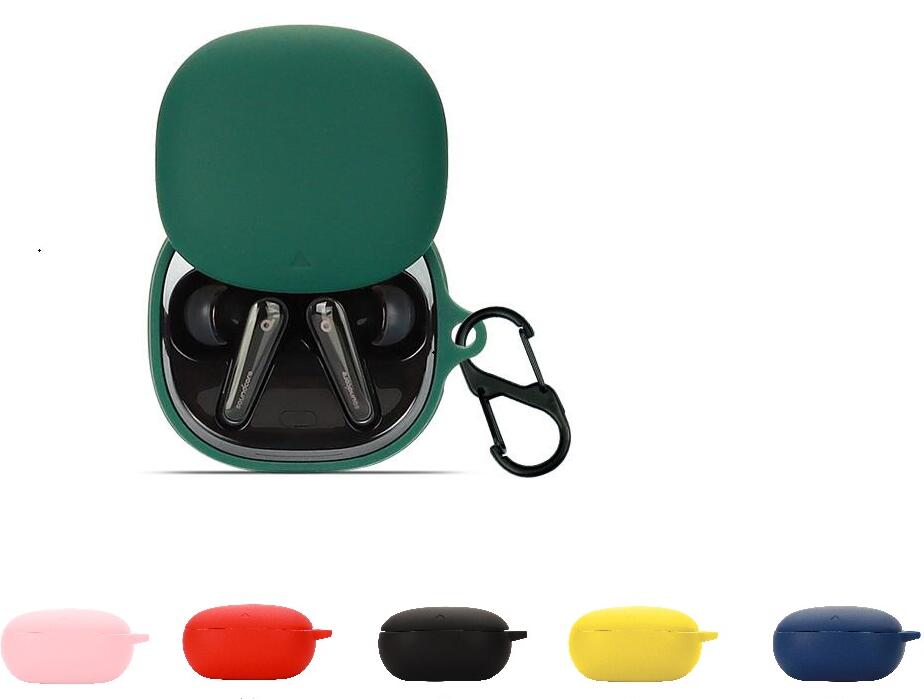 ノイズキャンセリングで作業に集中する一人暮らし女性