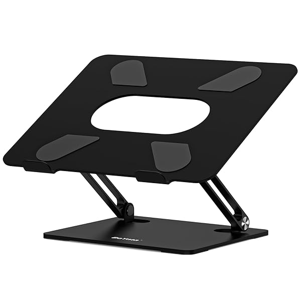 ローテーブルでスタンドを使い快適に作業する一人暮らしの様子