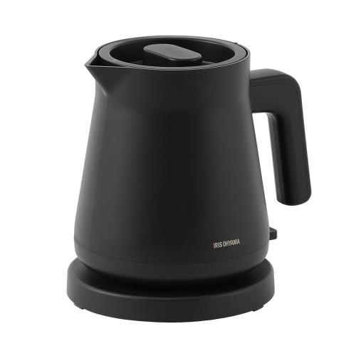 電気ケトルからマグカップにお湯を注ぐ一人暮らしのシーン