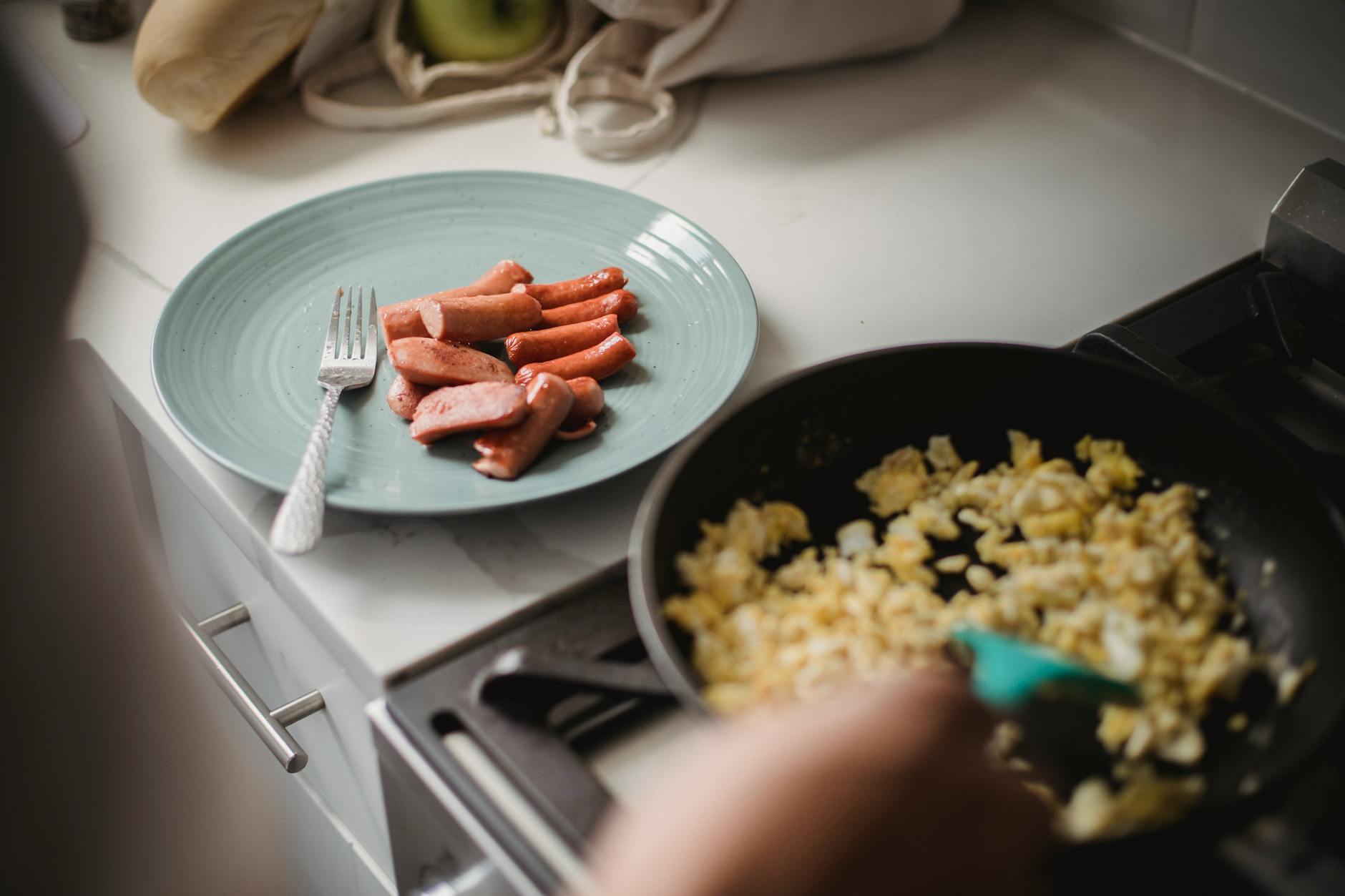一人暮らしのワンルームでホットプレートを使う女性