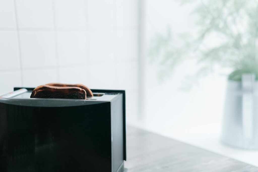 一人暮らしの朝、コンパクトトースターでパンを焼くキッチン