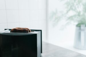 一人暮らしの朝、コンパクトトースターでパンを焼くキッチン