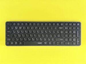 一人暮らしの机にコンパクトなワイヤレスキーボード