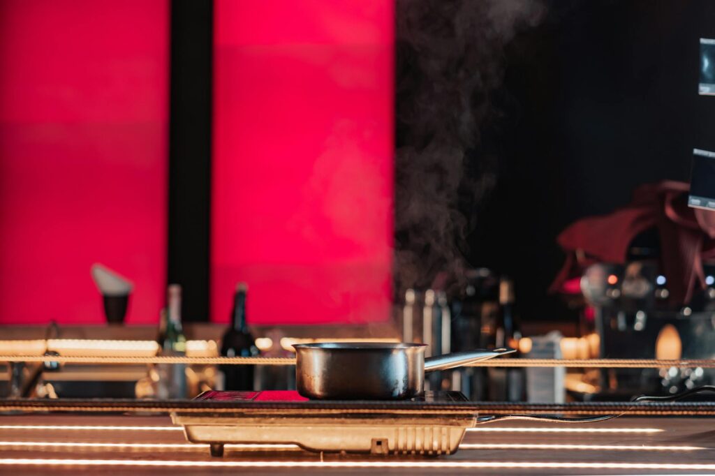 一人暮らし向け電気グリル鍋でおしゃれなテーブルダイニング