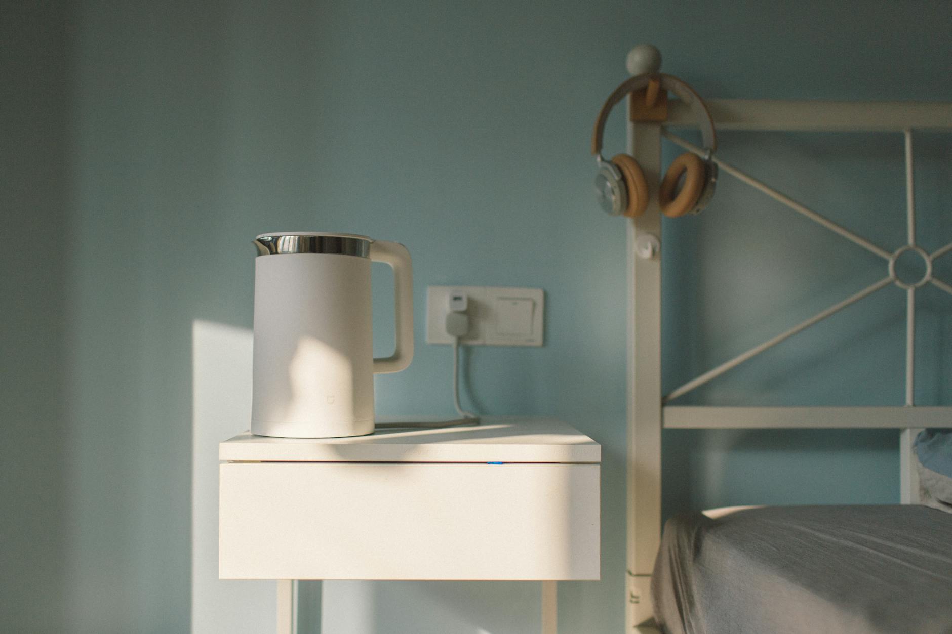 一人暮らしキッチンで使う電気ケトルの朝のシーン