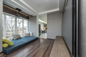 一人暮らしの部屋でプロジェクターを楽しむ様子