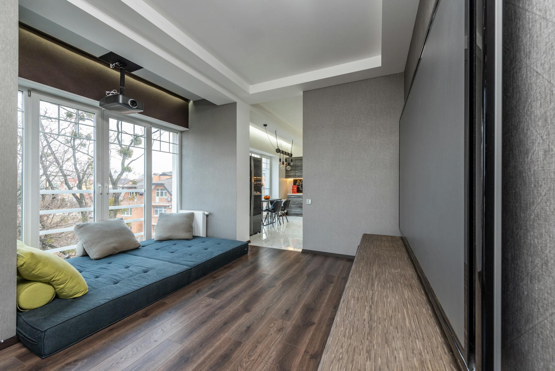 一人暮らしの部屋でプロジェクターを楽しむ様子