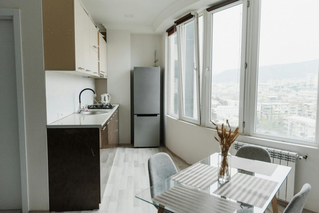 一人暮らしのコンパクトキッチンに設置された冷蔵庫