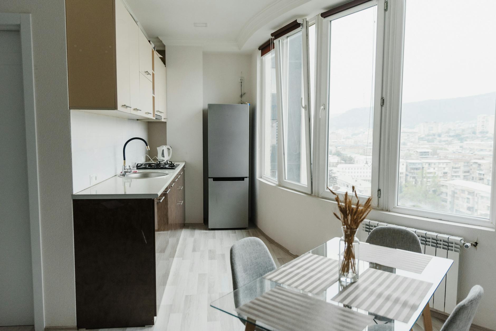 一人暮らしのコンパクトキッチンに設置された冷蔵庫