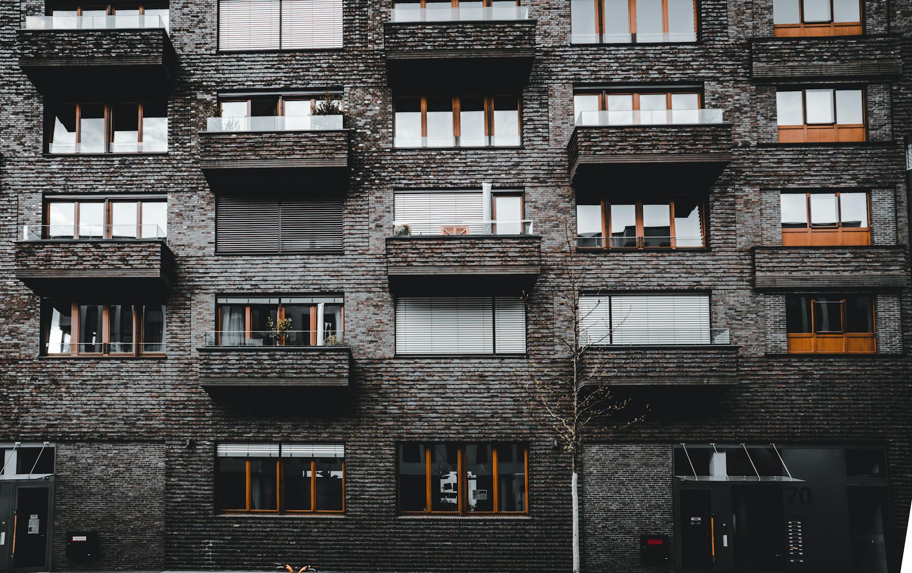 賃貸アパートで騒音に悩む一人暮らしの人