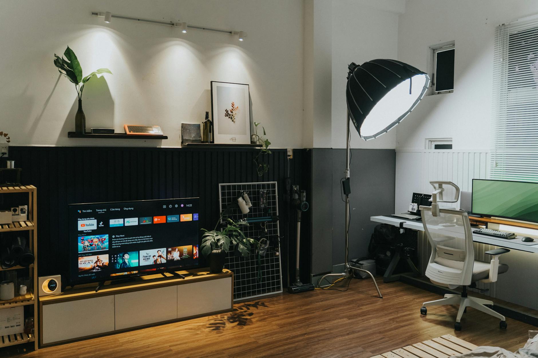 テレビとモニターの省スペース比較イメージ