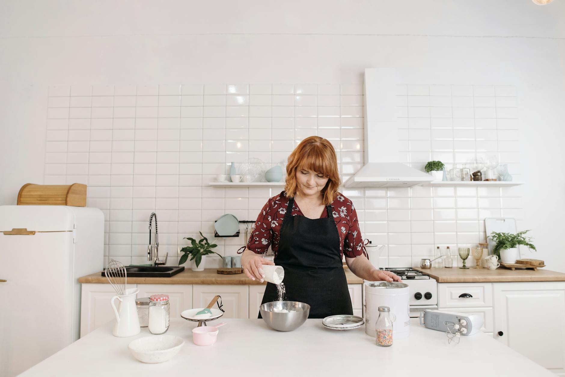 冷蔵庫設置スペースをメジャーで採寸する様子