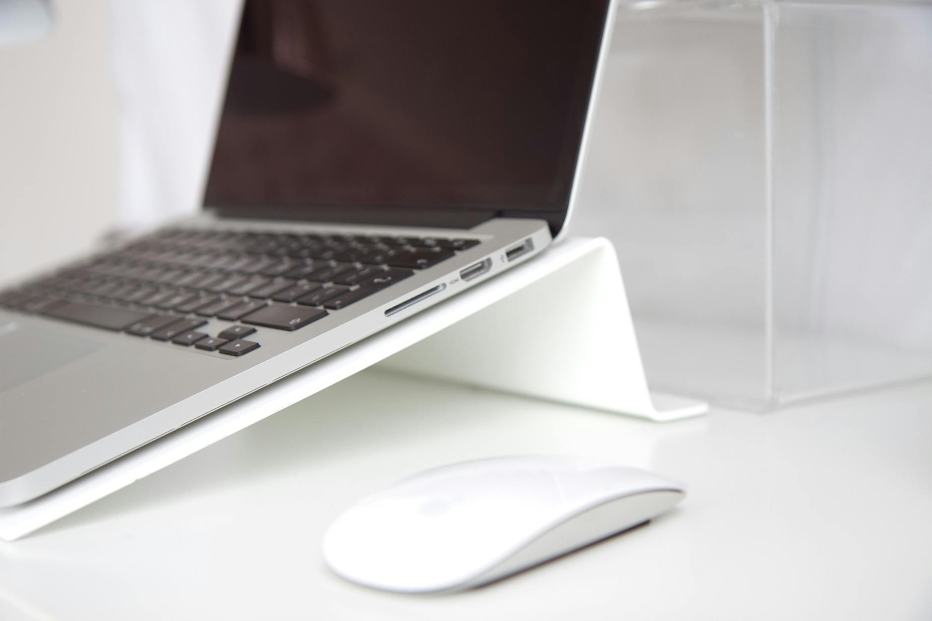 折りたたんでコンパクトに収納できるアルミ製ノートパソコンスタンド