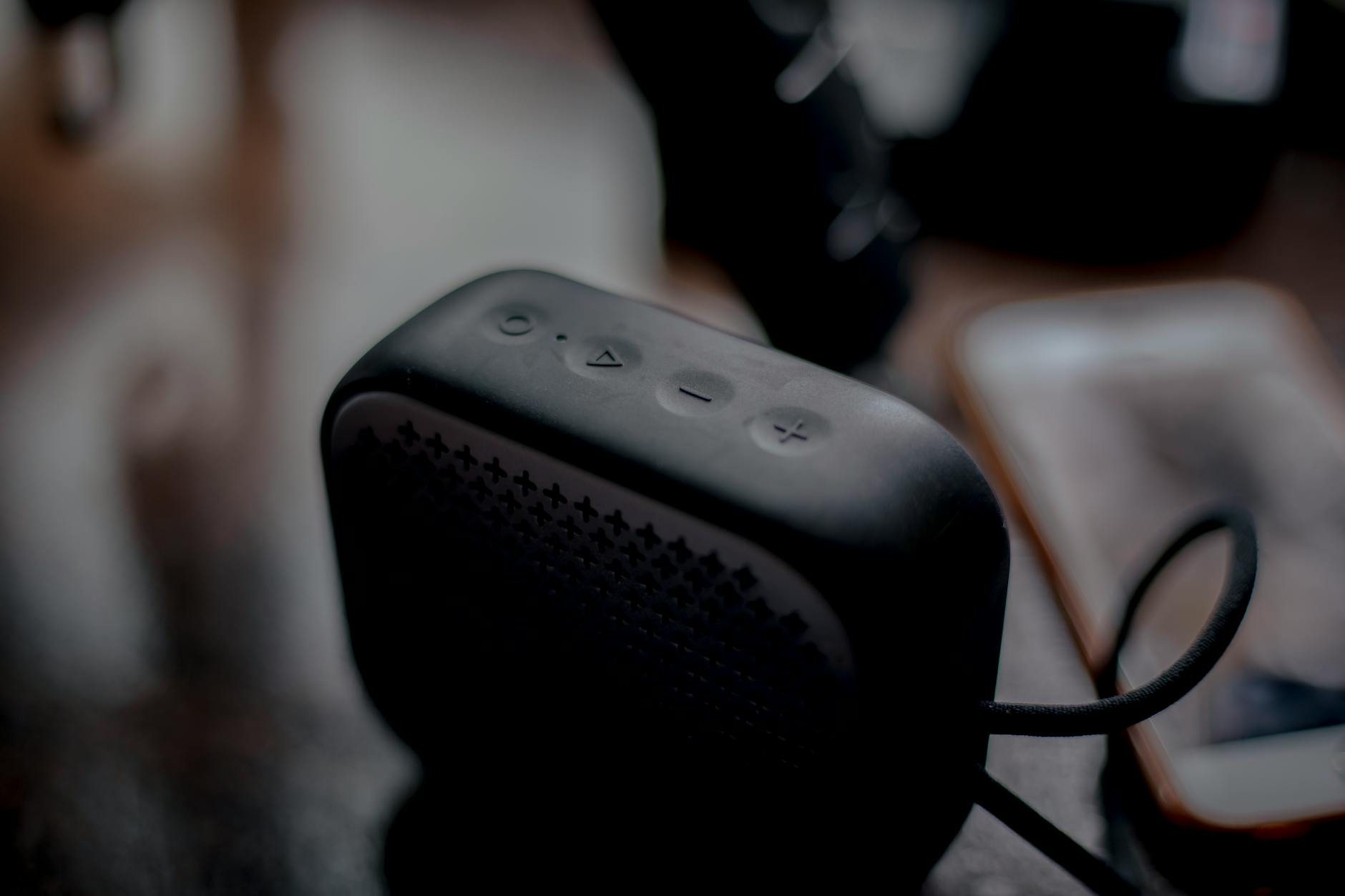 コンパクトスピーカーをキッチンで日常使いするシーン